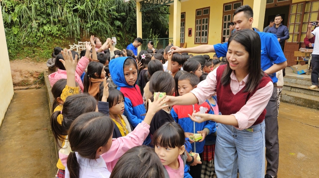 Hành trình "Tôi yêu Tổ quốc tôi" - Trao gửi yêu thương tới miền biên cương Sơn La