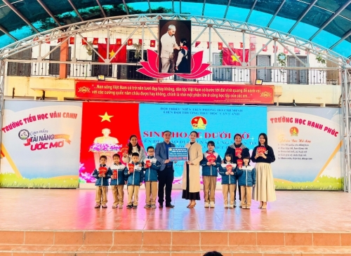 Trao tặng ủng hộ chương trình \