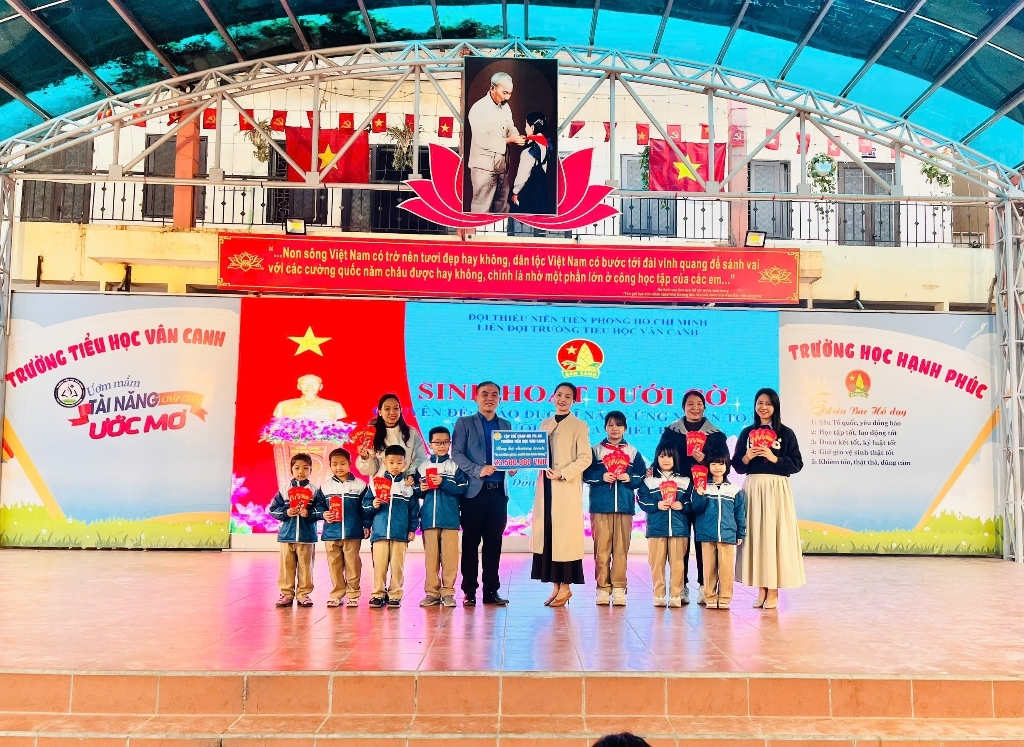 Trao tặng ủng hộ chương trình "Lì xì dân gian - Sưởi ấm bản làng"