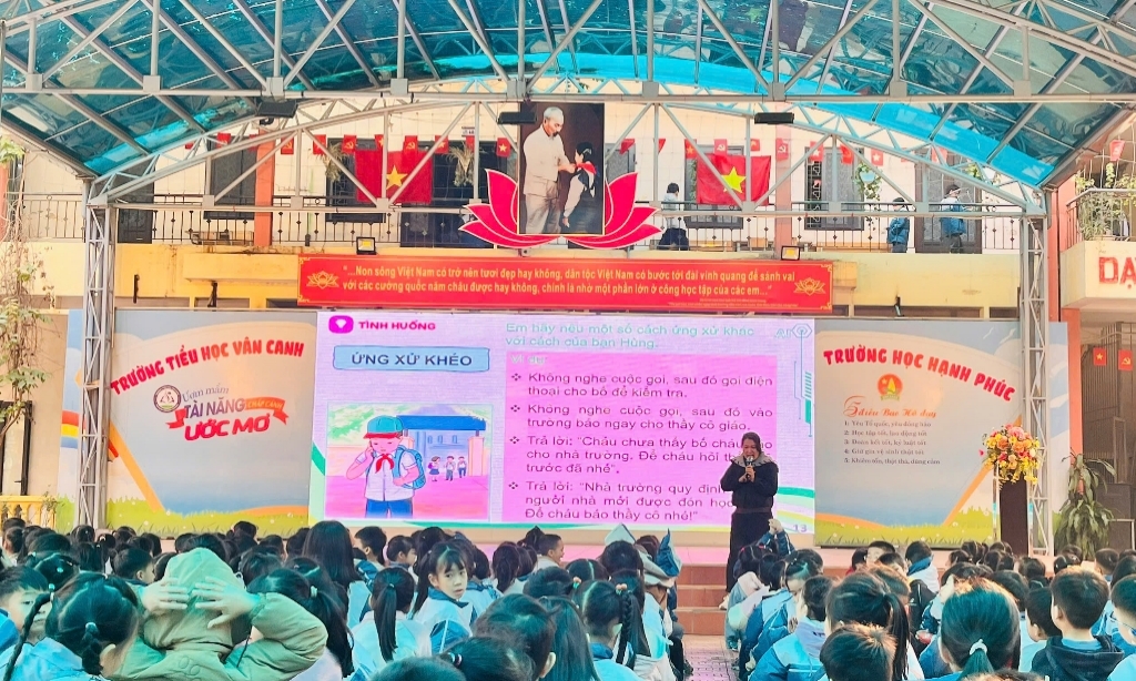 Trao tặng ủng hộ chương trình "Lì xì dân gian - Sưởi ấm bản làng"