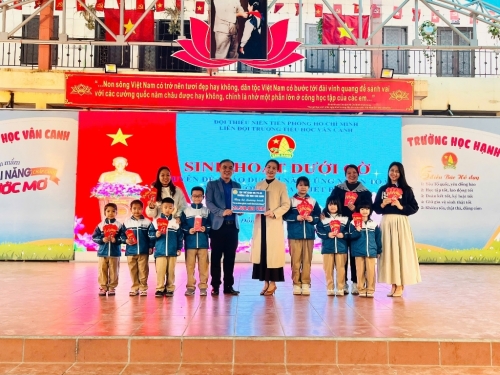 Trao tặng ủng hộ chương trình 