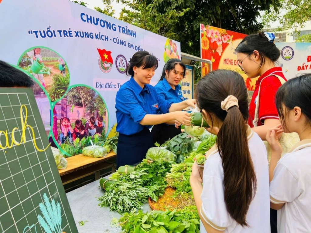 Tháng Thanh niên - Tuổi trẻ xung kích - Cùng em đến trường