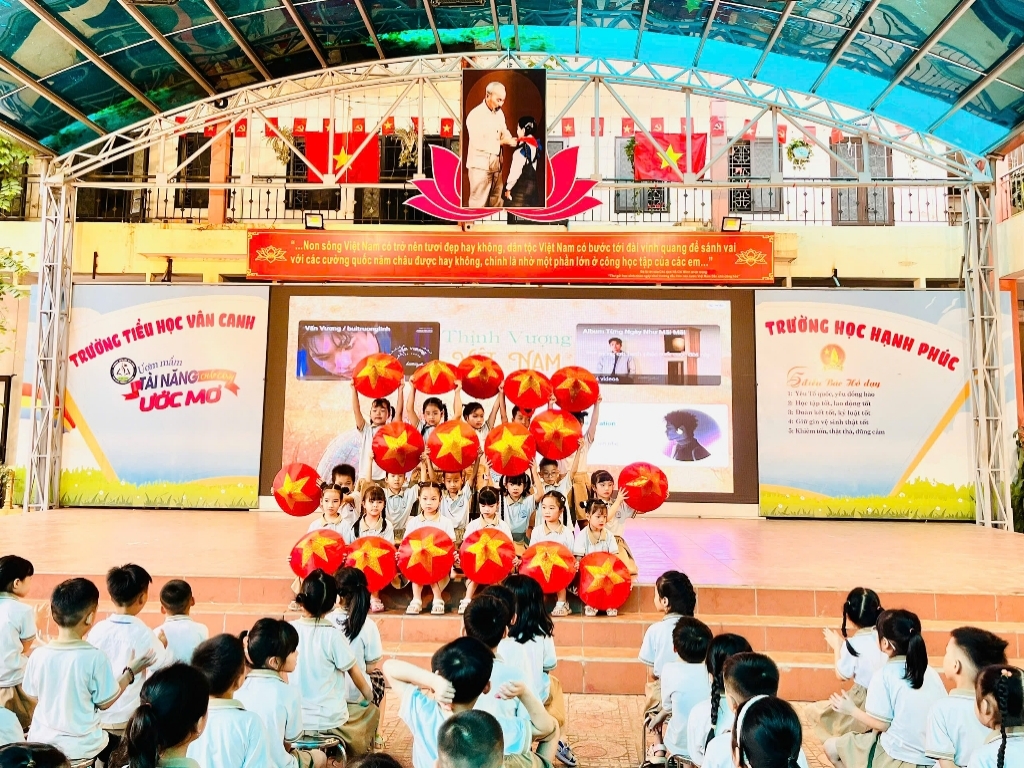 Lễ kết nạp Đội viên mới cho học sinh trường Tiểu học Vân Canh