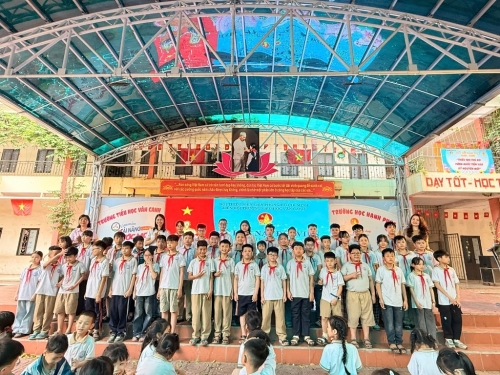 Lễ kết nạp Đội viên mới cho học sinh trường Tiểu học Vân Canh