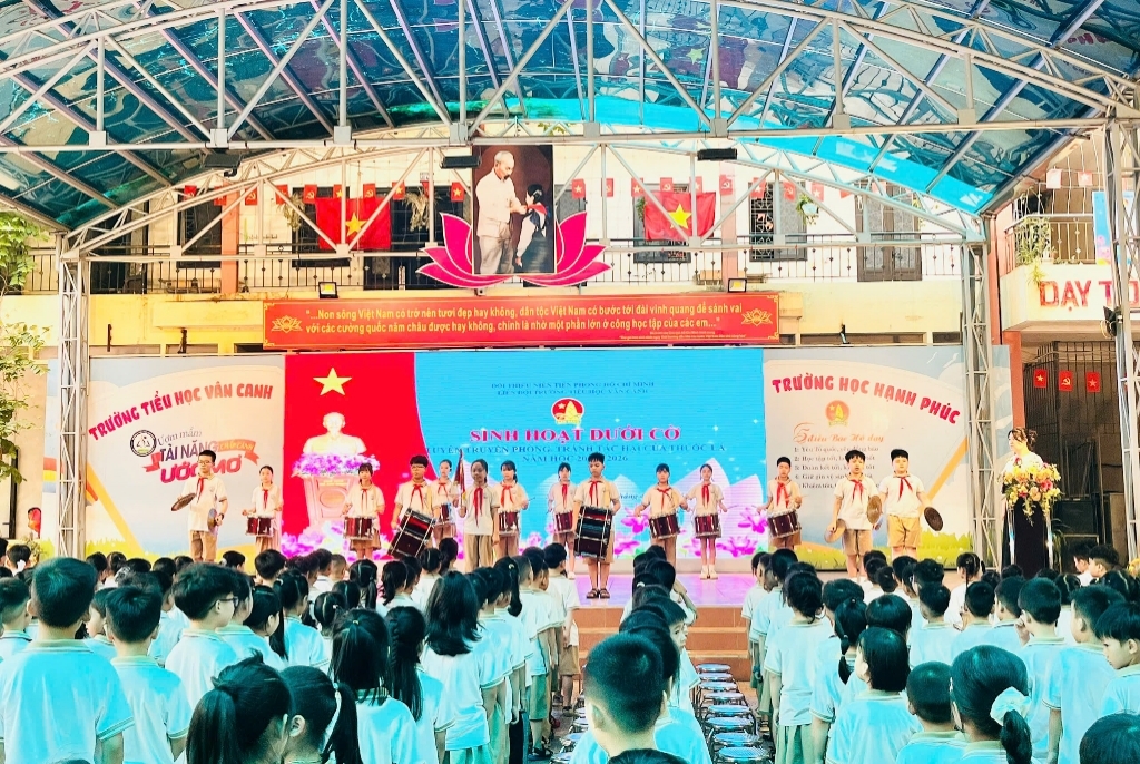 Lễ kết nạp Đội viên mới cho học sinh trường Tiểu học Vân Canh