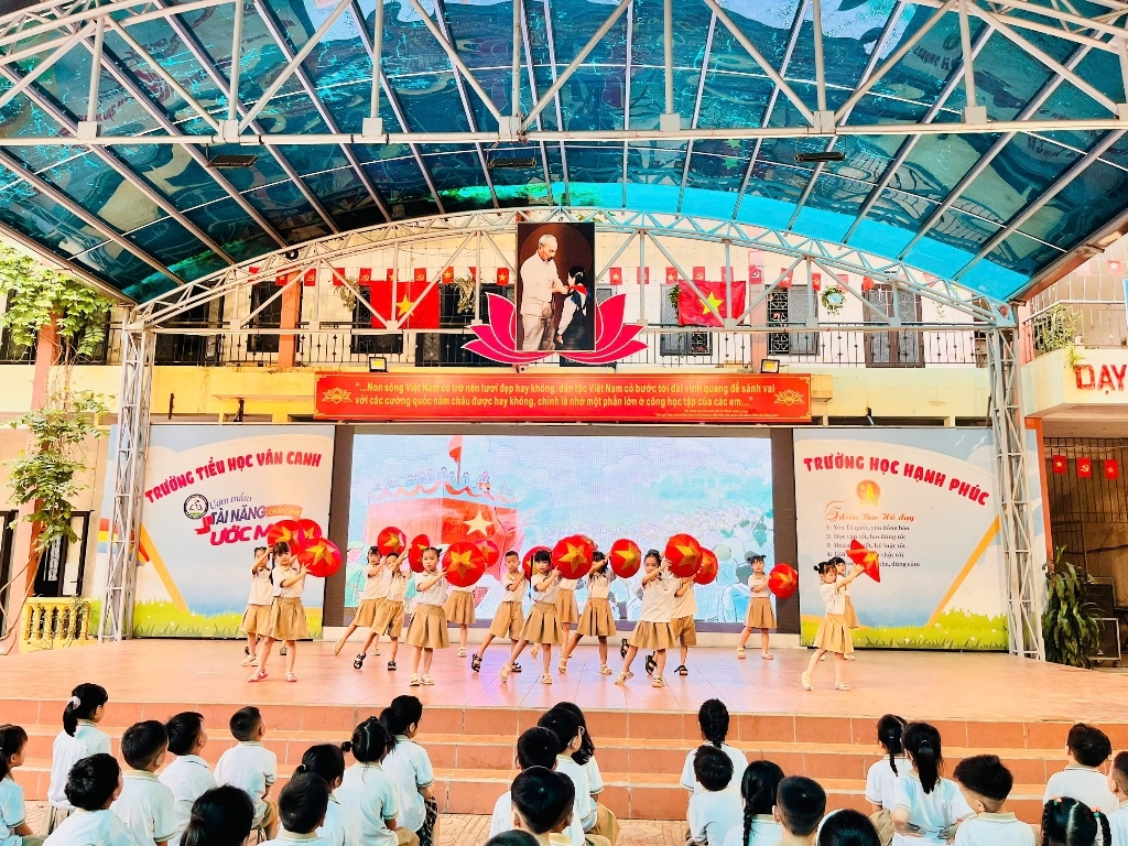 Lễ kết nạp Đội viên mới cho học sinh trường Tiểu học Vân Canh