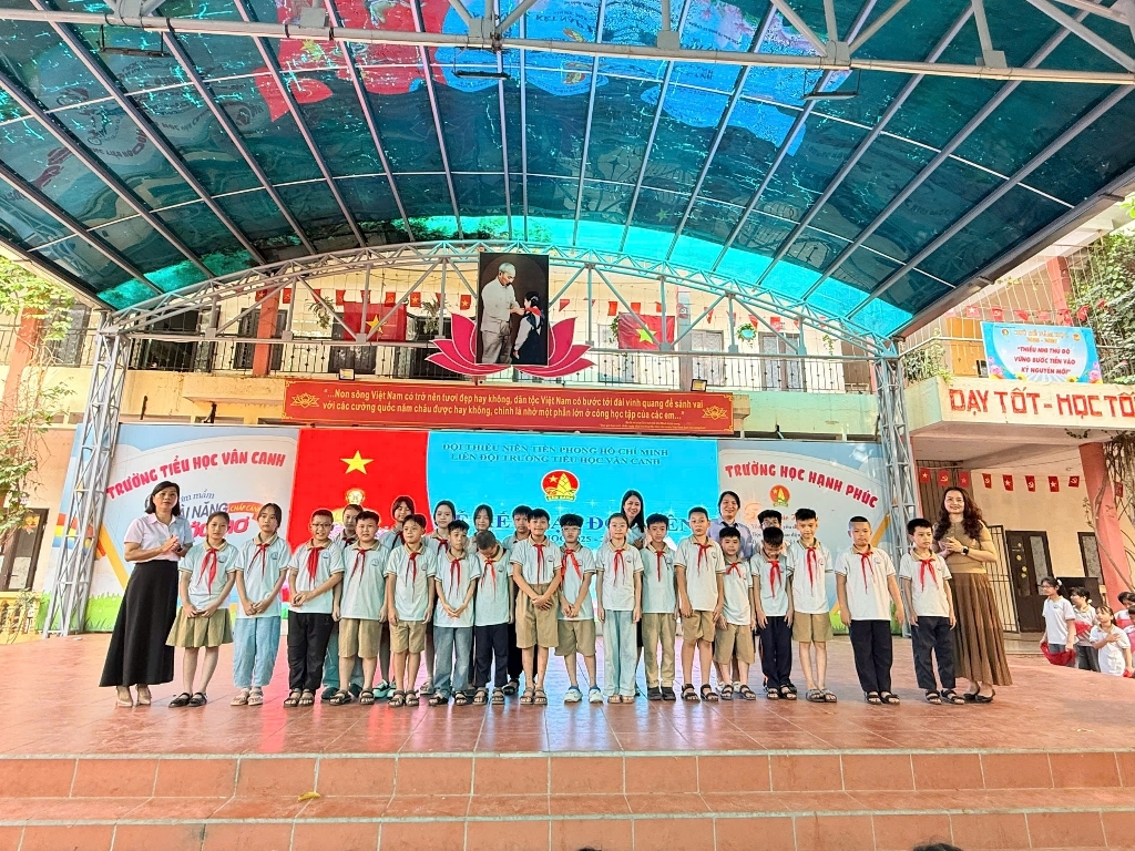 Lễ kết nạp Đội viên mới cho học sinh trường Tiểu học Vân Canh