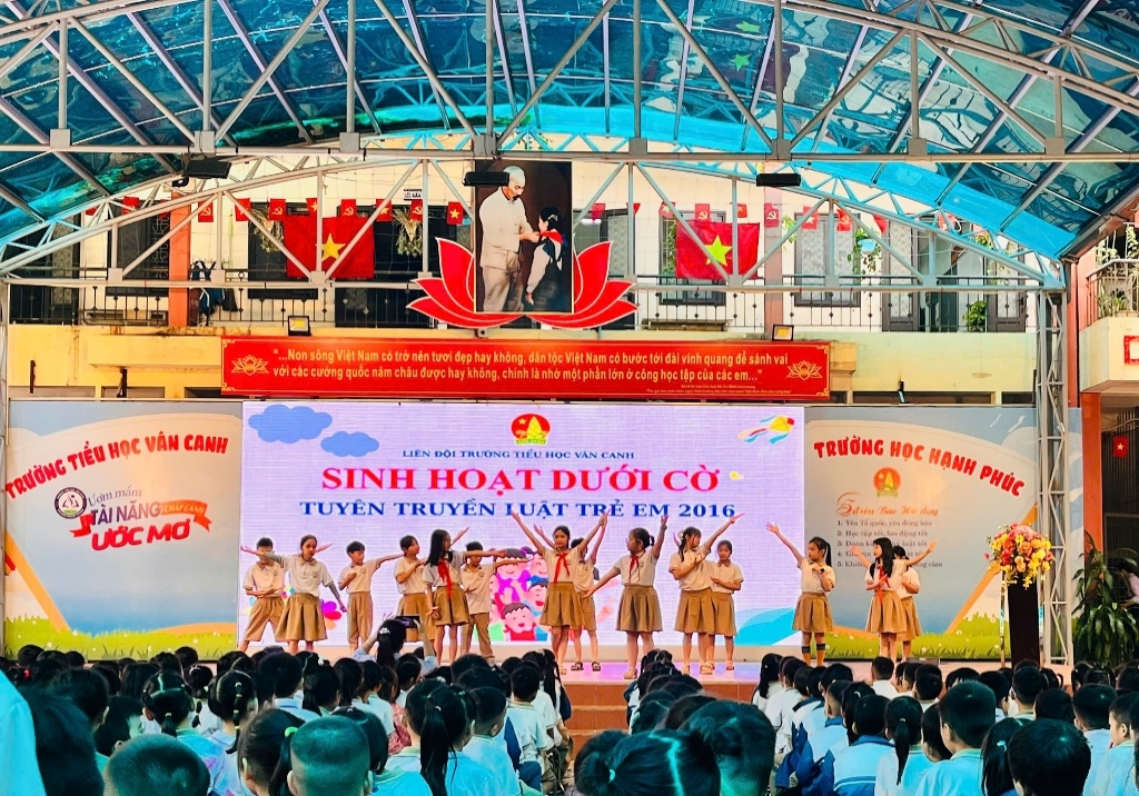 Sinh hoạt dưới cờ - Tuyên truyền Luật Trẻ em