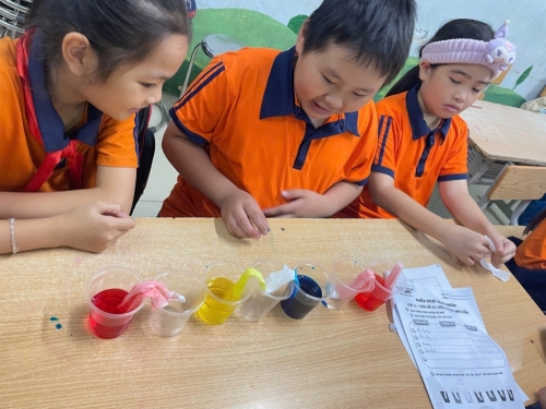 Hoạt động trải nghiệm stem: Học sinh 4A3 hào hứng khám phá hiện tượng mao dẫn