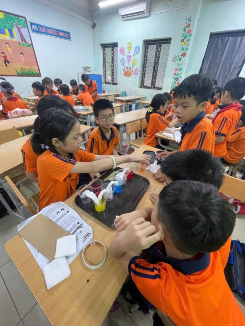 Hoạt động trải nghiệm stem: Học sinh 4A3 hào hứng khám phá hiện tượng mao dẫn