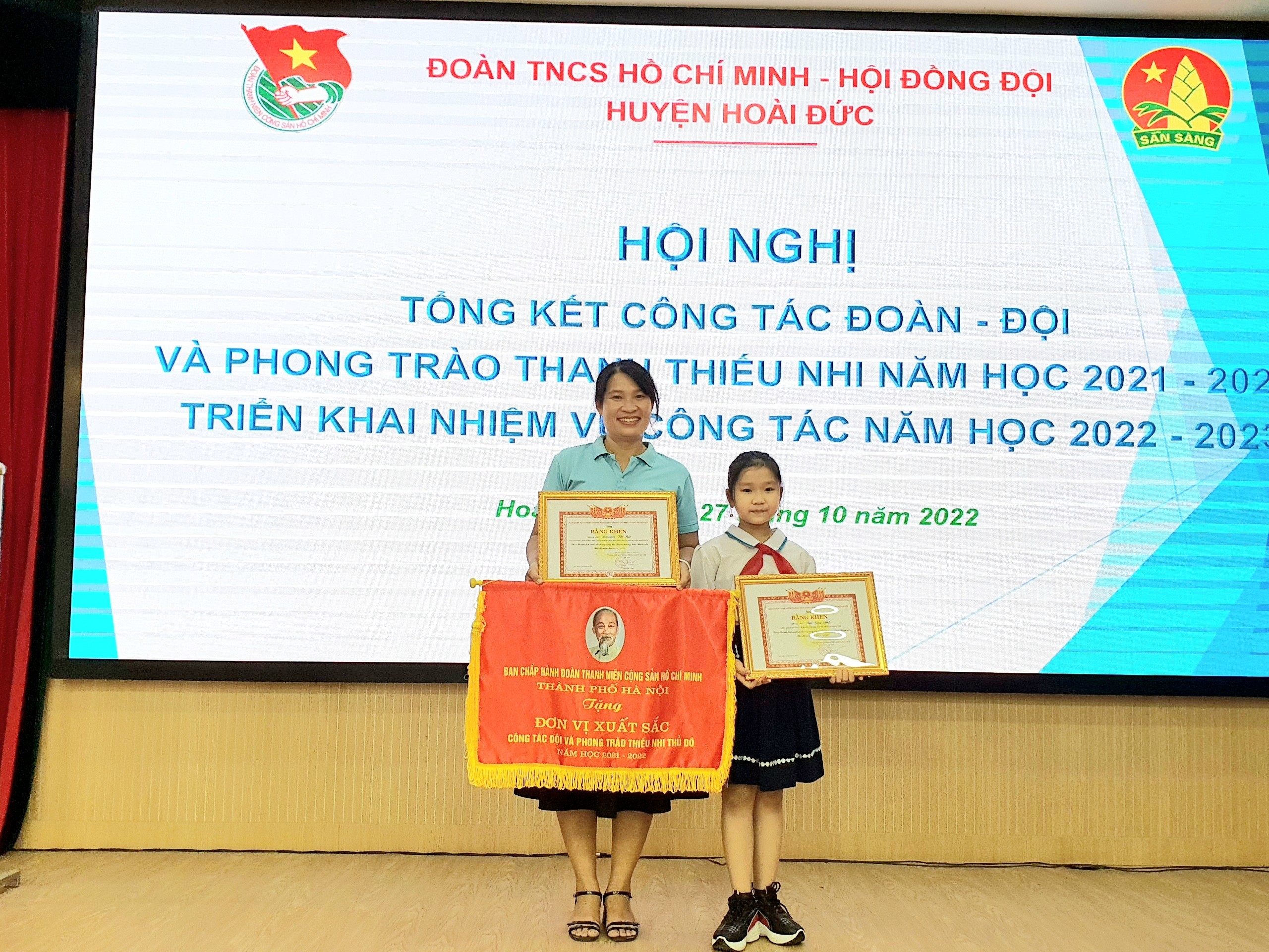 Trường TH Vân Canh nhận Cờ thi đua Đơn vị xuất sắc trong công tác Đội và PT Thiếu nhi Thủ đô năm học 2021-2022