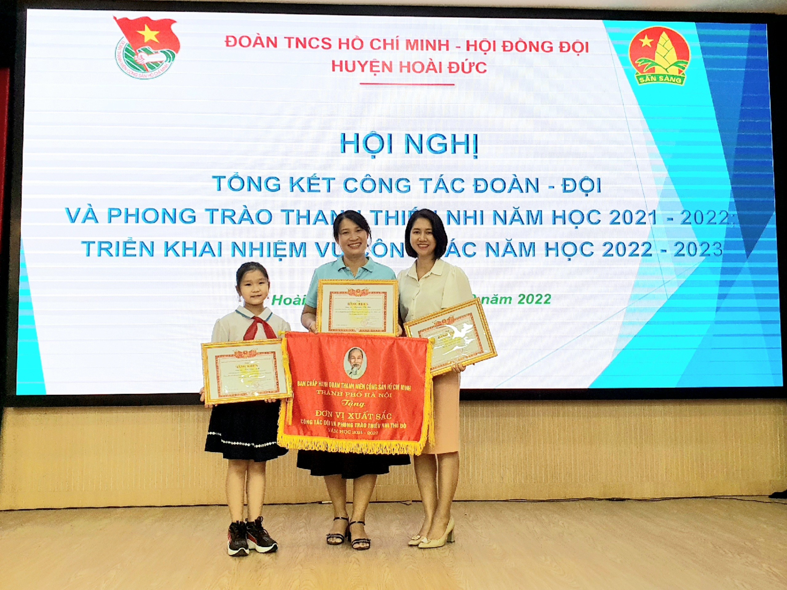 Trường TH Vân Canh nhận Cờ thi đua Đơn vị xuất sắc trong công tác Đội và PT Thiếu nhi Thủ đô năm học 2021-2022