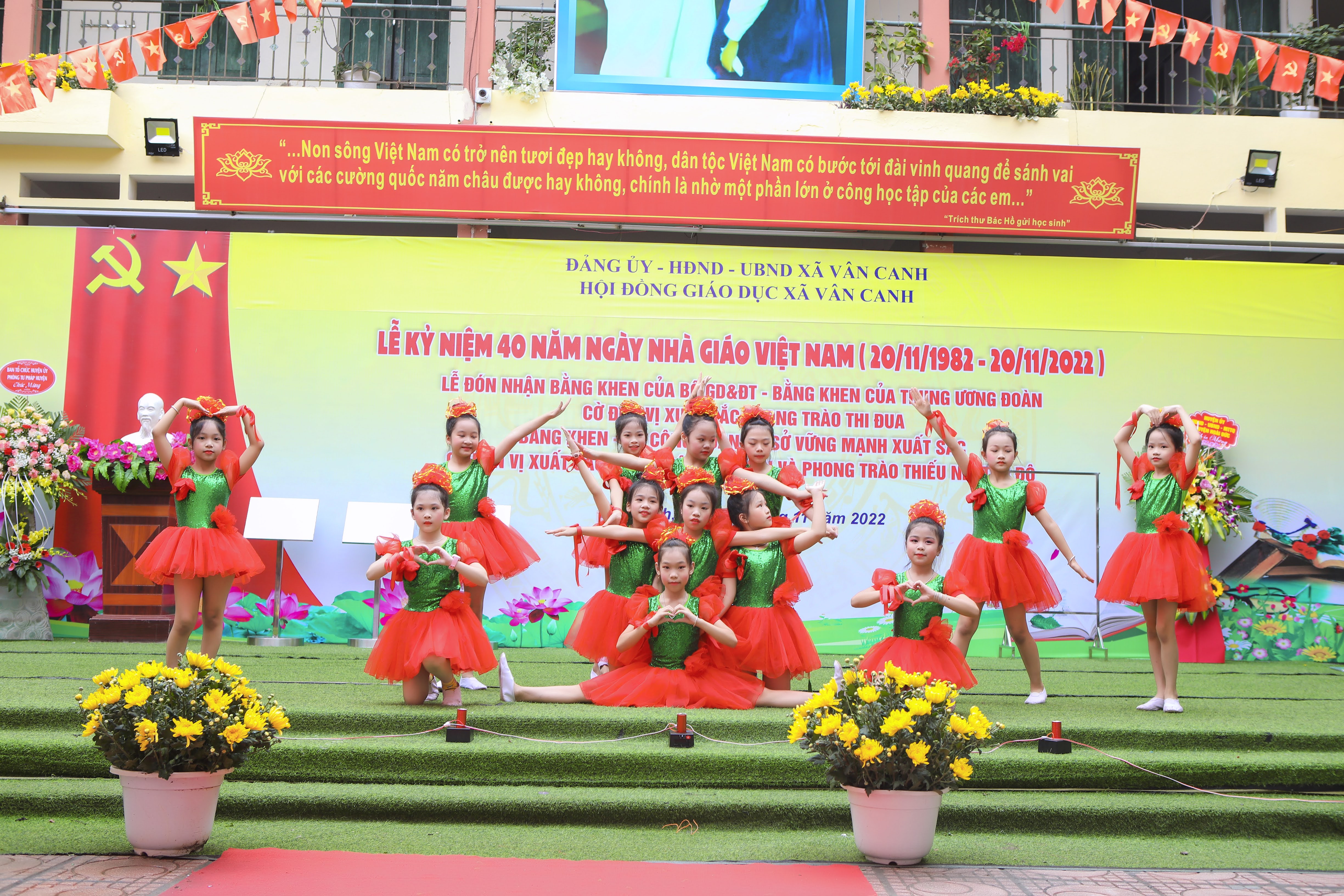 Vân Canh kỷ niệm 40 năm ngày nhà giáo Việt Nam, đón nhận bằng khen của Bộ Giáo dục - Đào tạo