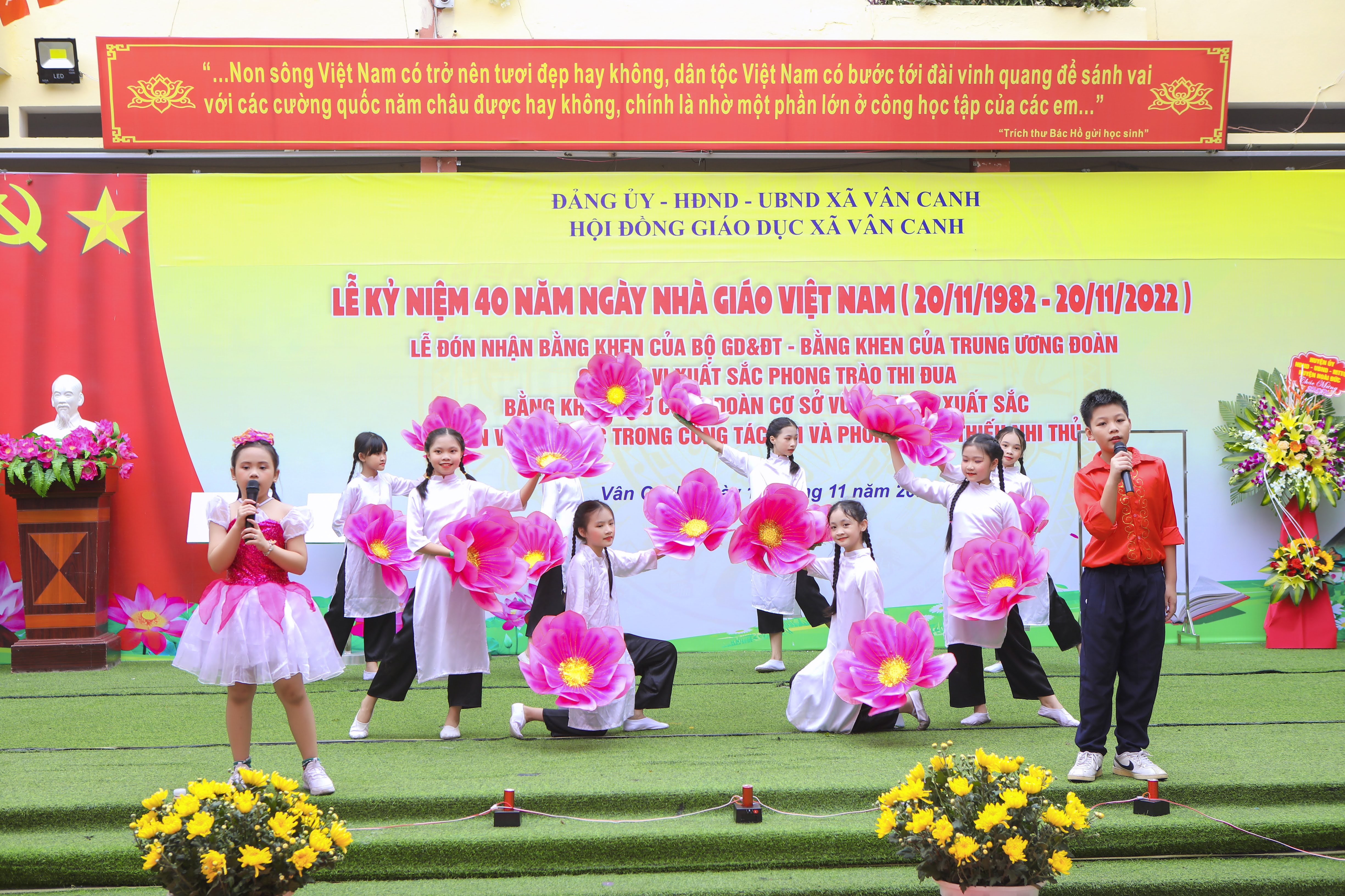 Vân Canh kỷ niệm 40 năm ngày nhà giáo Việt Nam, đón nhận bằng khen của Bộ Giáo dục - Đào tạo