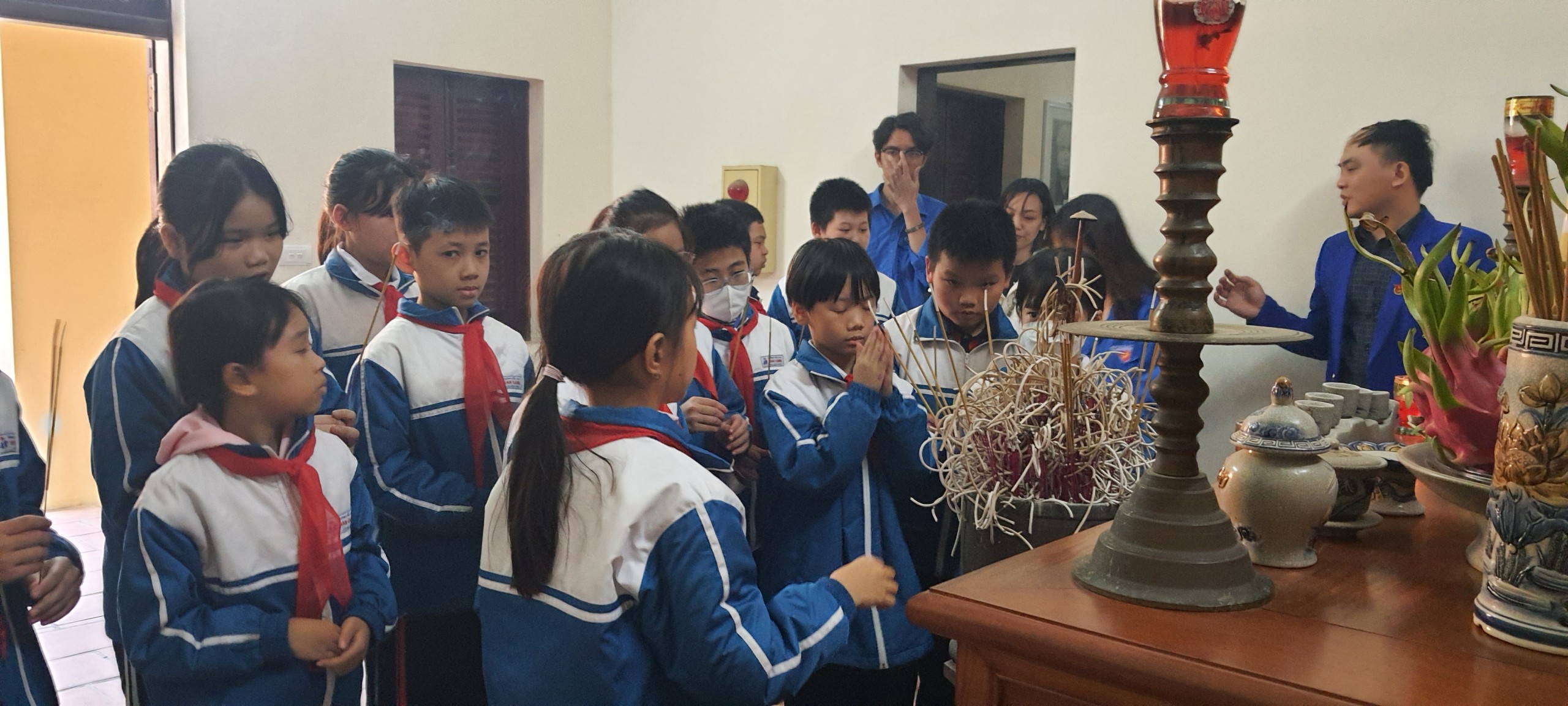 Liên đội trường Tiểu học Vân Canh cùng Đoàn xã tổ chức Lễ dâng hương tại Đài tưởng niệm.