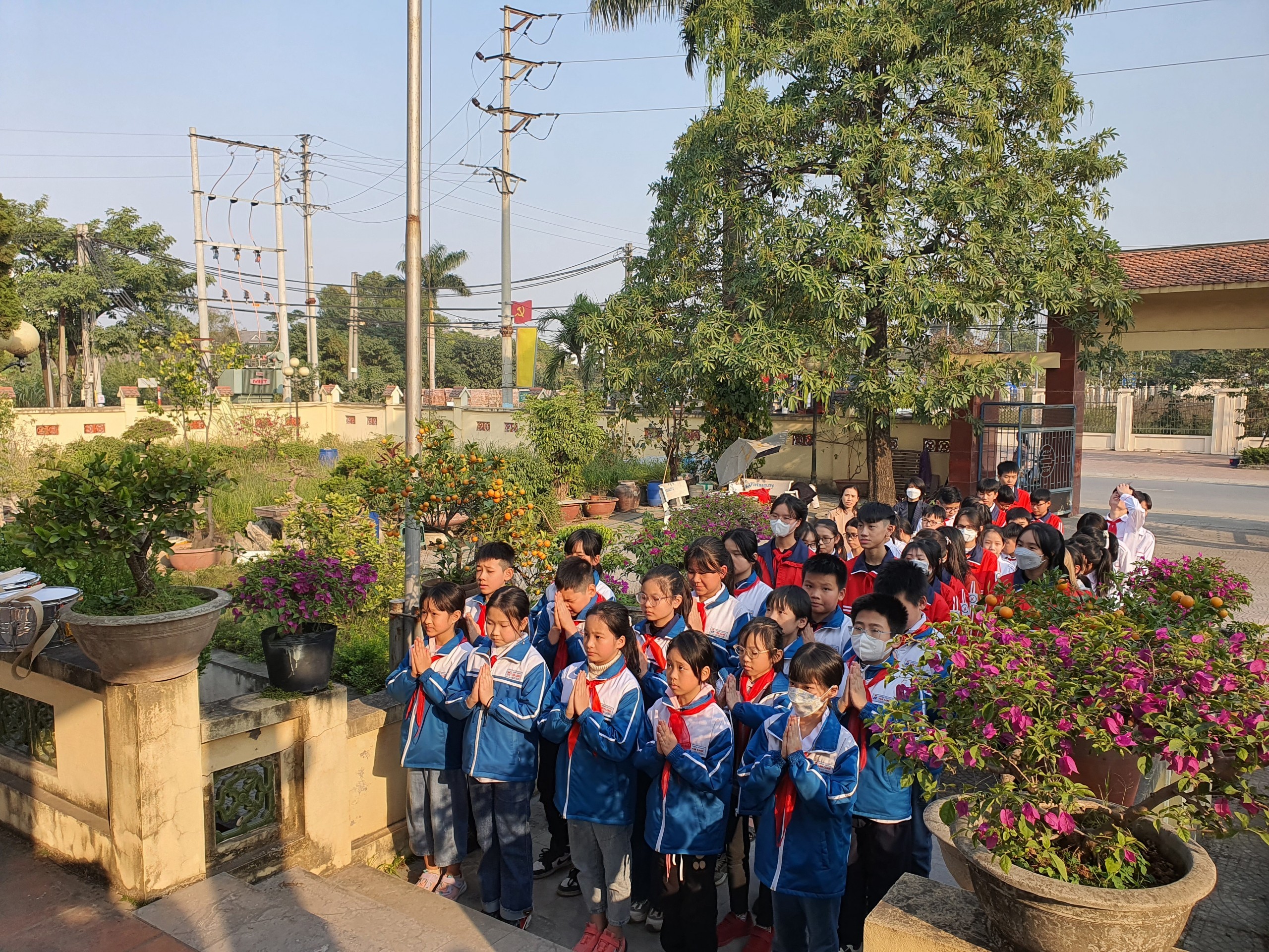 Liên đội trường Tiểu học Vân Canh cùng Đoàn xã tổ chức Lễ dâng hương tại Đài tưởng niệm.