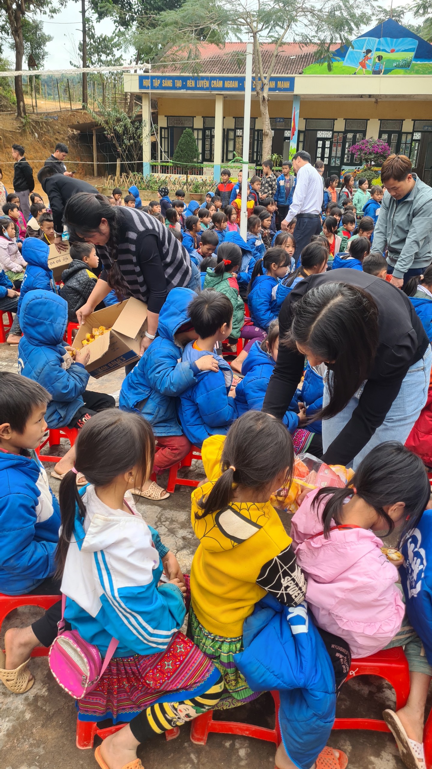 Trường tiểu học Vân Canh tổ chức chương trình Đông ấm vùng cao năm 2023