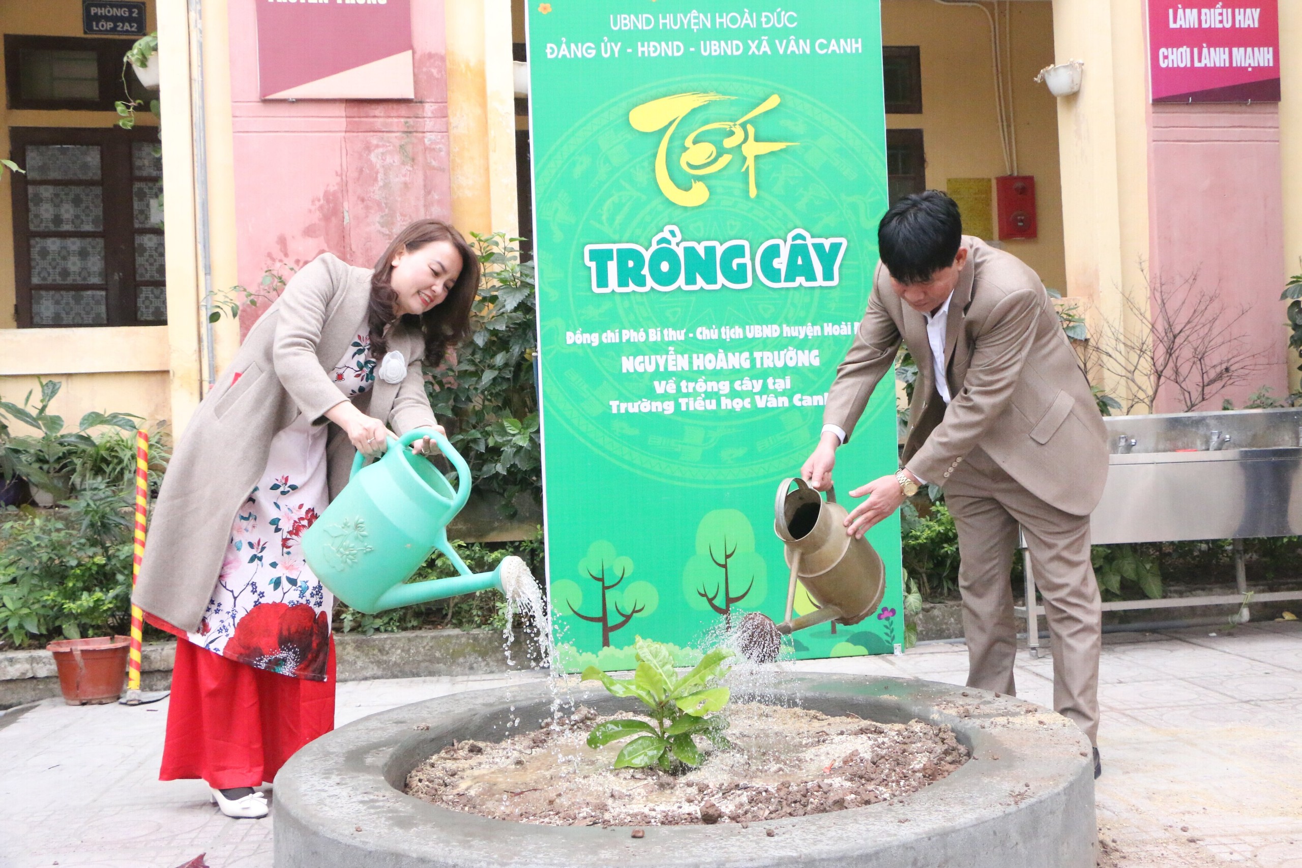 Đồng chí Nguyễn Hoàng Trường - Phó Bí thư huyện Ủy - Chủ tịch UBND huyện Hoài Đức trồng cây tại trường tiểu học Vân Canh