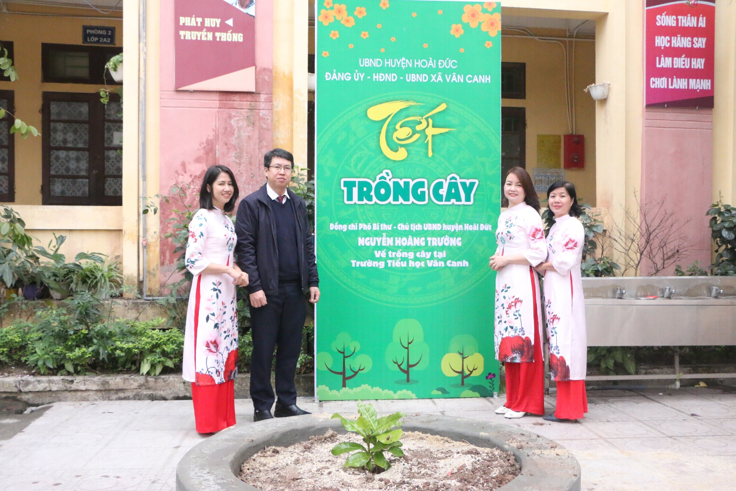 Đồng chí Nguyễn Hoàng Trường - Phó Bí thư huyện Ủy - Chủ tịch UBND huyện Hoài Đức trồng cây tại trường tiểu học Vân Canh