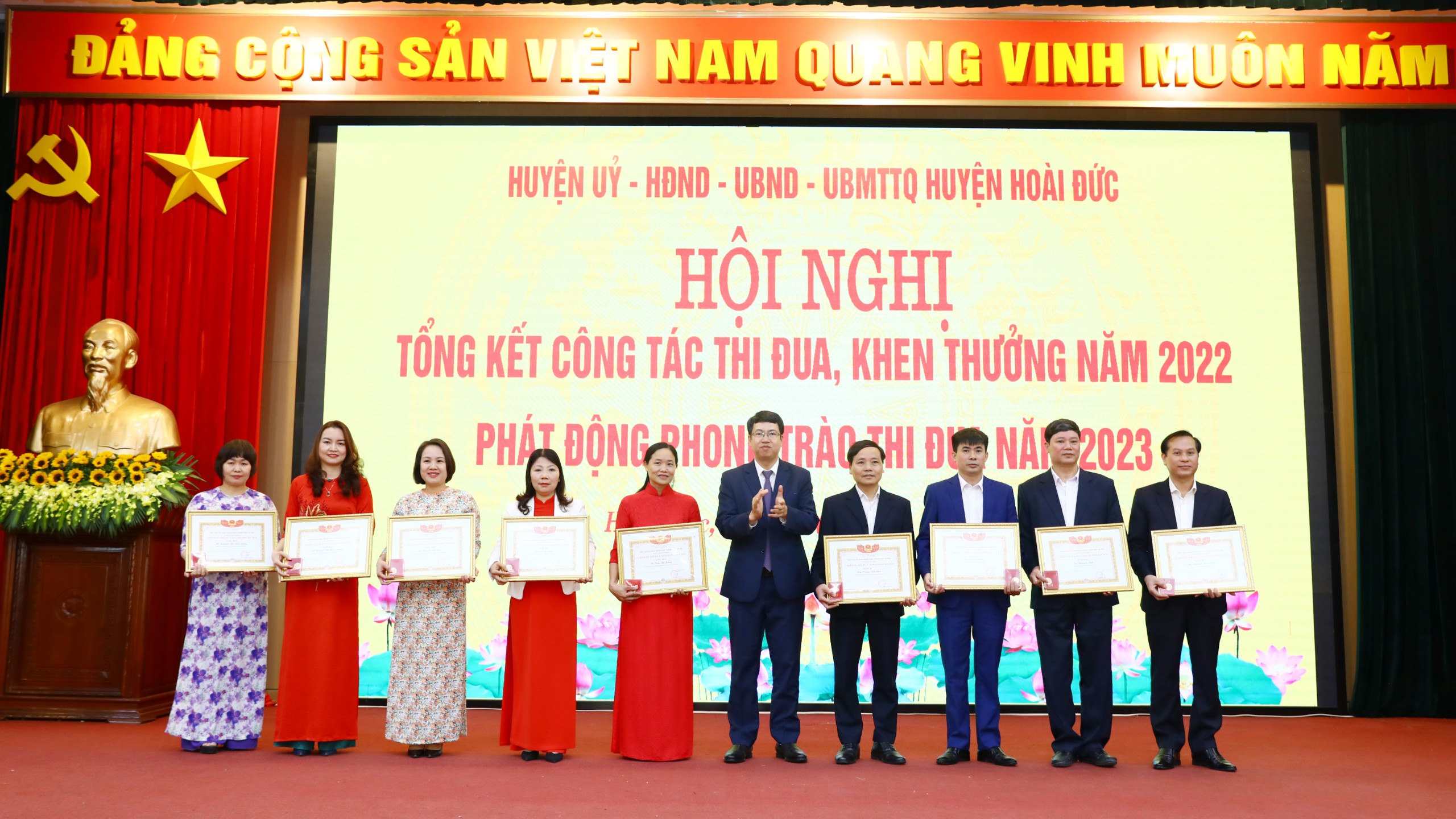 Cô giáo Nguyễn Thị Hiền Lương - Bí thư Chi bộ - Hiệu trưởng nhà trường đã vinh dự đạt danh hiệu Chiến sĩ thi đua TP