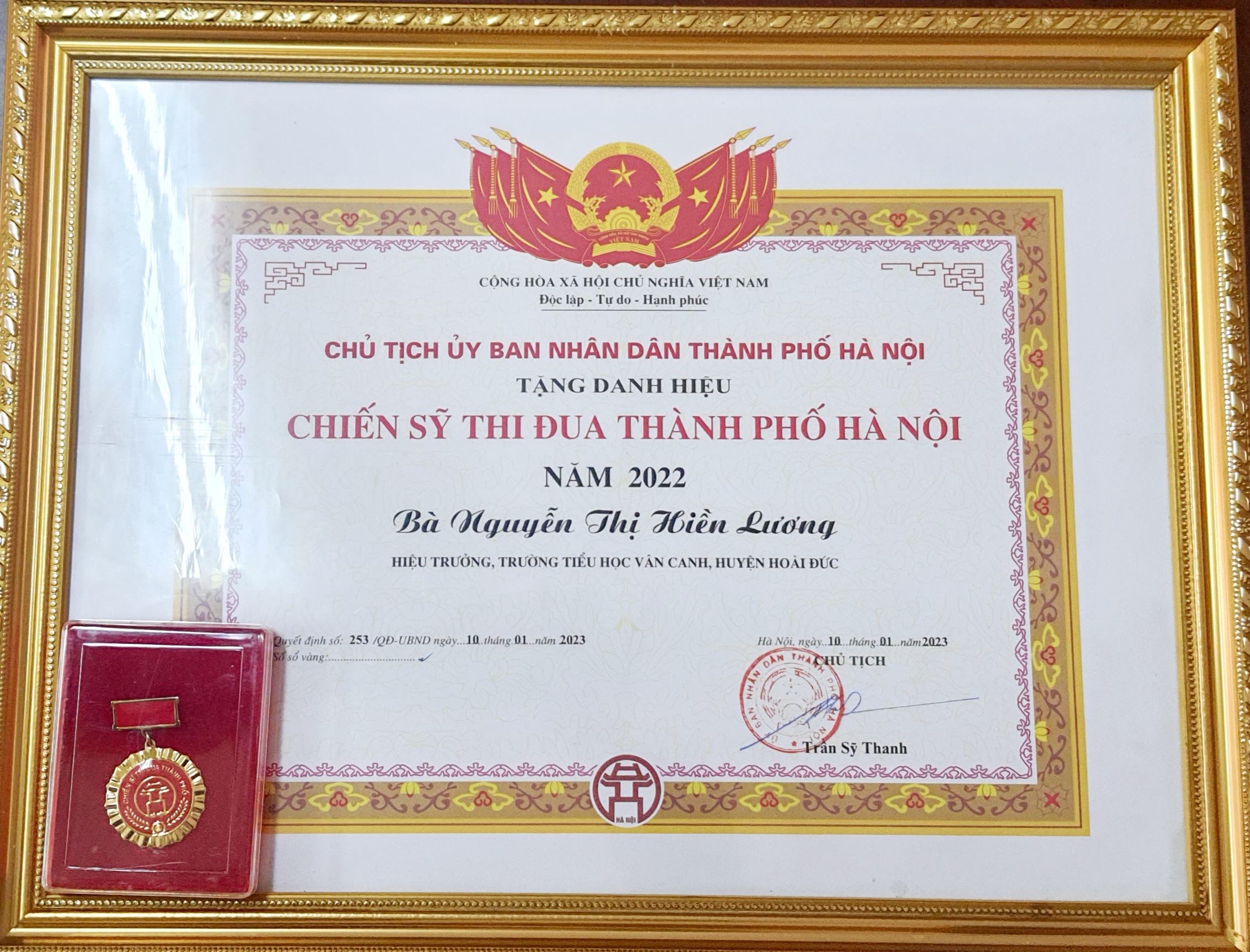 Cô giáo Nguyễn Thị Hiền Lương - Bí thư Chi bộ - Hiệu trưởng nhà trường đã vinh dự đạt danh hiệu Chiến sĩ thi đua TP