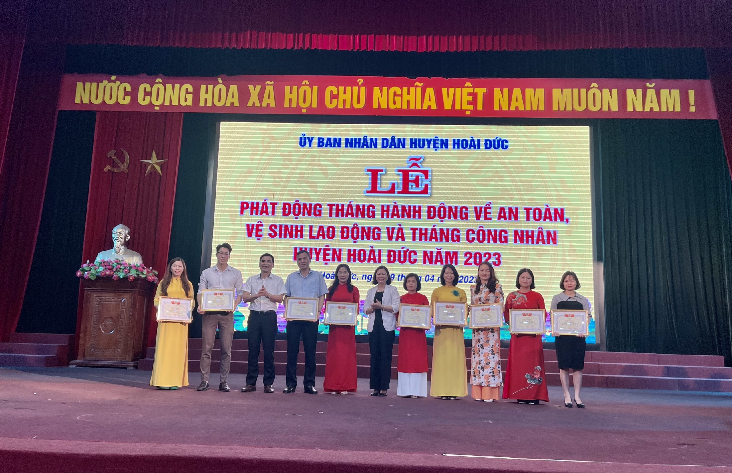 Công đoàn trường Tiểu học Vân Canh thi đua góp thêm thành tích chào mừng Tháng hành động về ATVS lao động