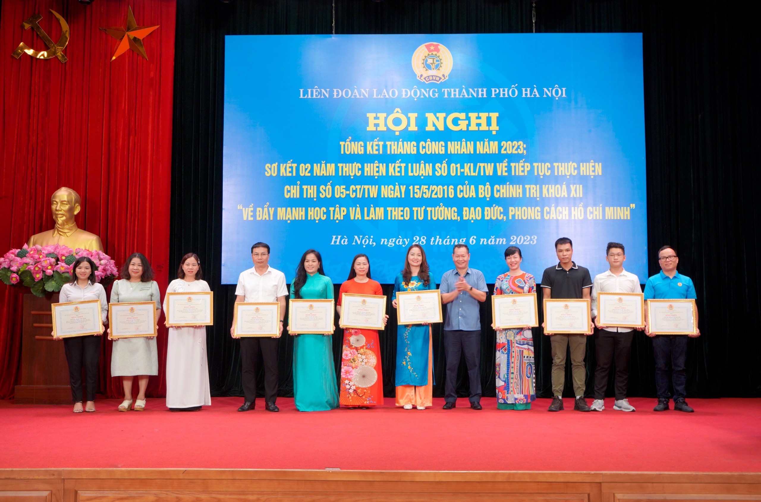 Đồng chí Nguyễn Thị Hiền Lương - Hiệu trưởng trường Tiểu học Vân Canh đón nhận Bằng khen của LĐLĐ thành phố