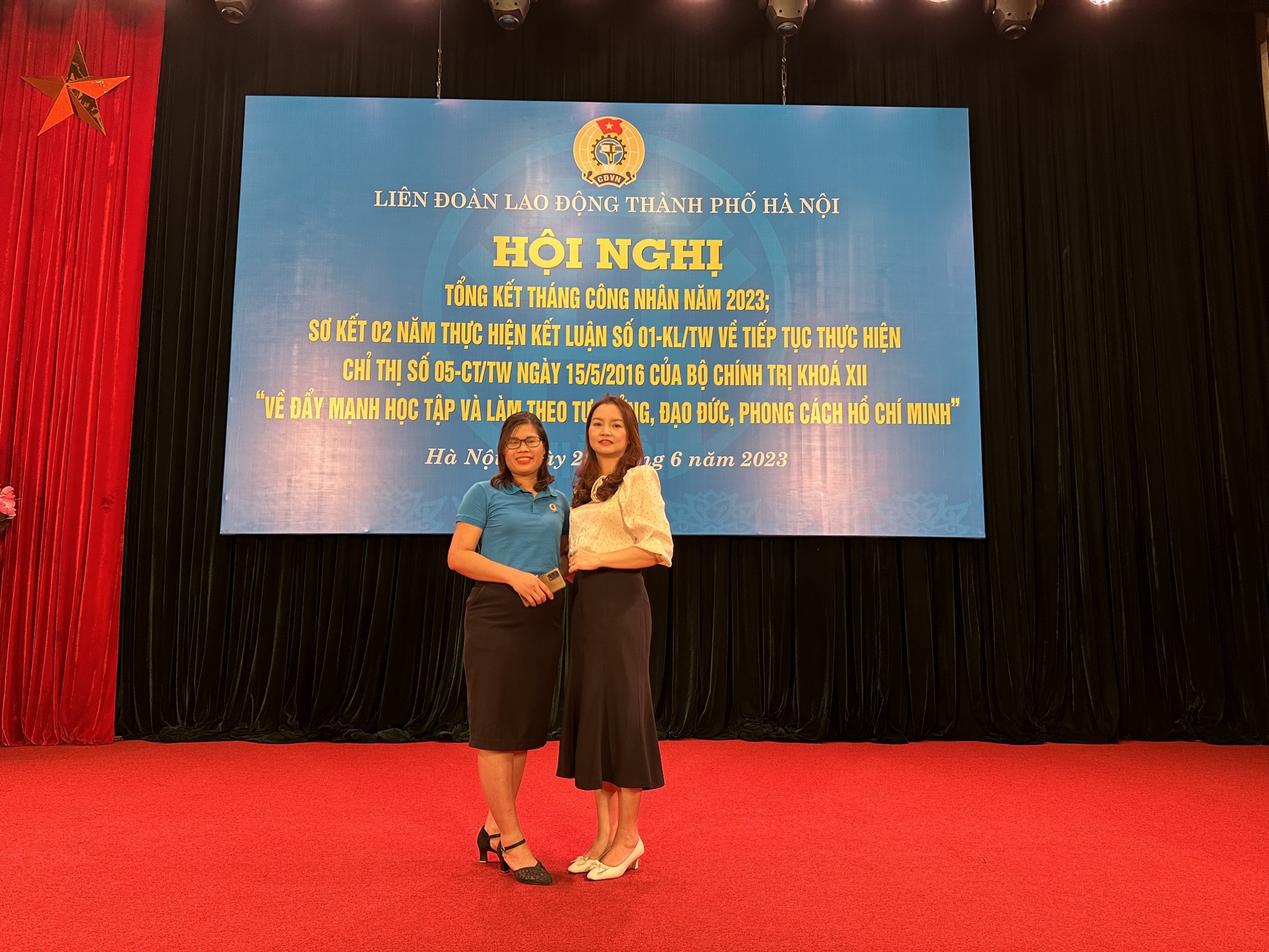 Đồng chí Nguyễn Thị Hiền Lương - Hiệu trưởng trường Tiểu học Vân Canh đón nhận Bằng khen của LĐLĐ thành phố