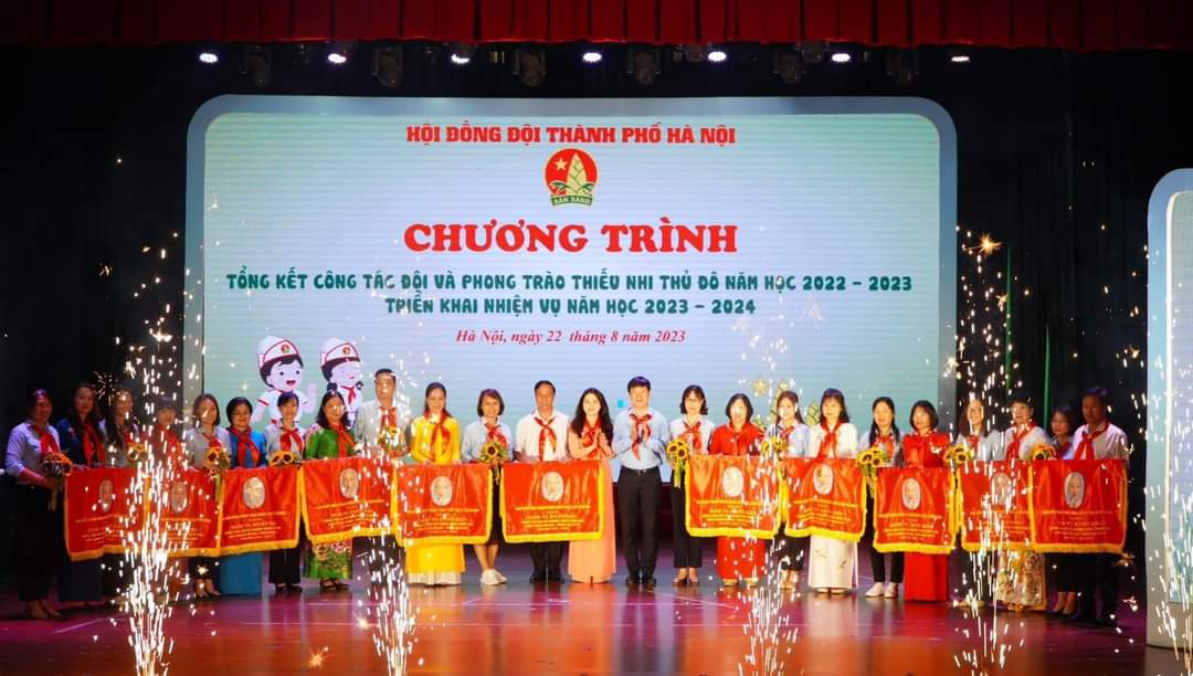 Liên đội trường Tiểu học Vân Canh đón nhận Cờ thi đua xuất sắc trong công tác Đội và phong trào Thiếu nhi của TƯ Đoàn