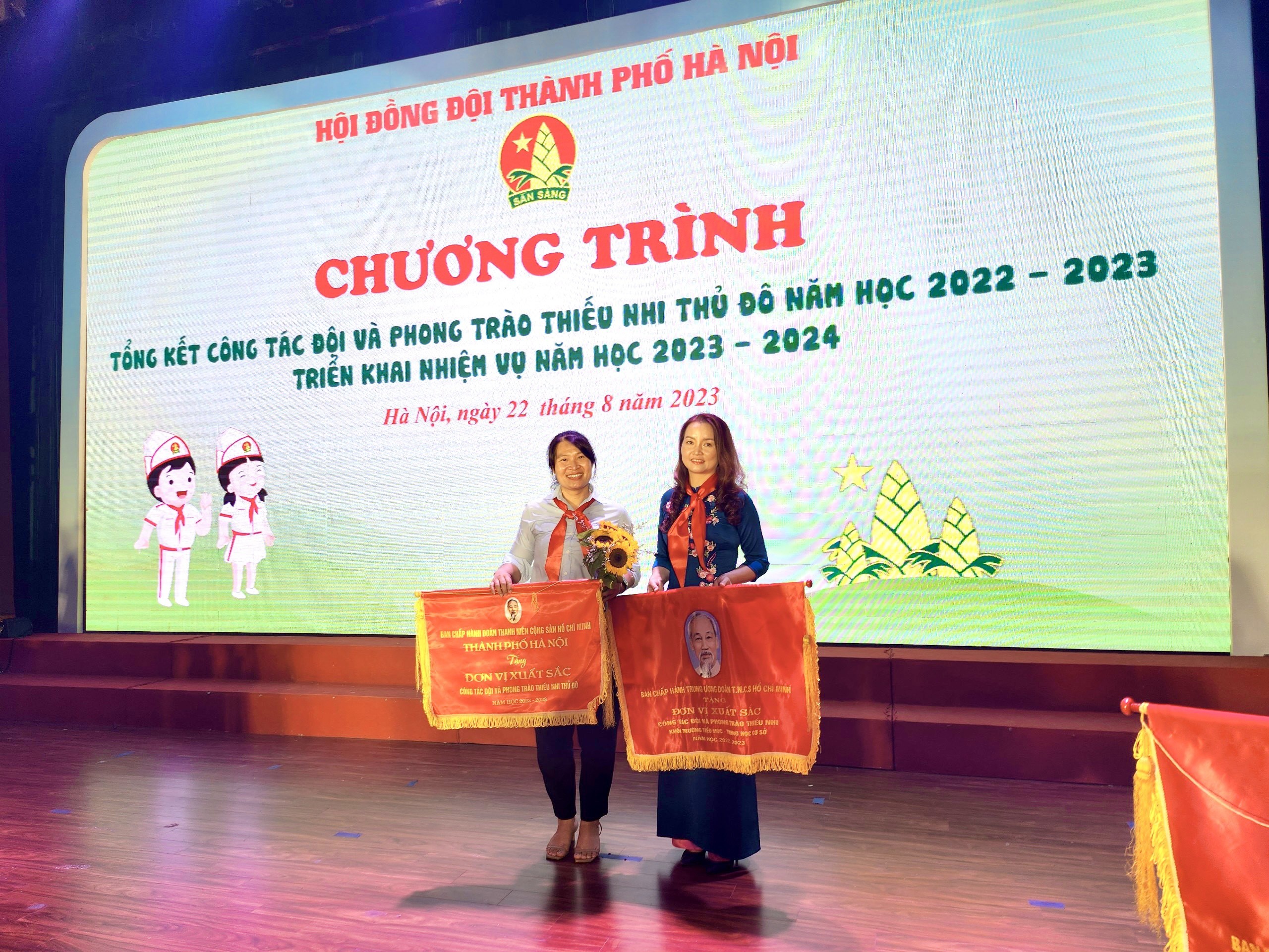 Liên đội trường Tiểu học Vân Canh đón nhận Cờ thi đua xuất sắc trong công tác Đội và phong trào Thiếu nhi của TƯ Đoàn