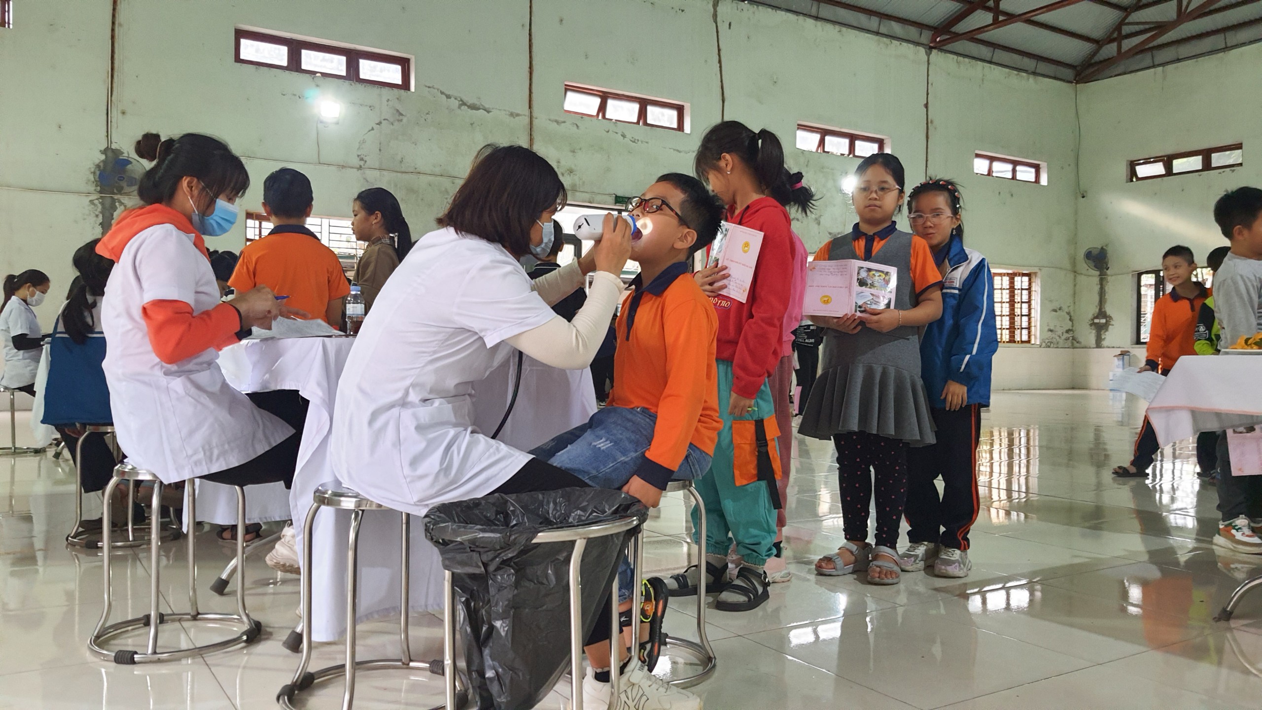Trường Tiểu học Vân Canh phối hợp tổ chức khám sức khỏe cho học sinh