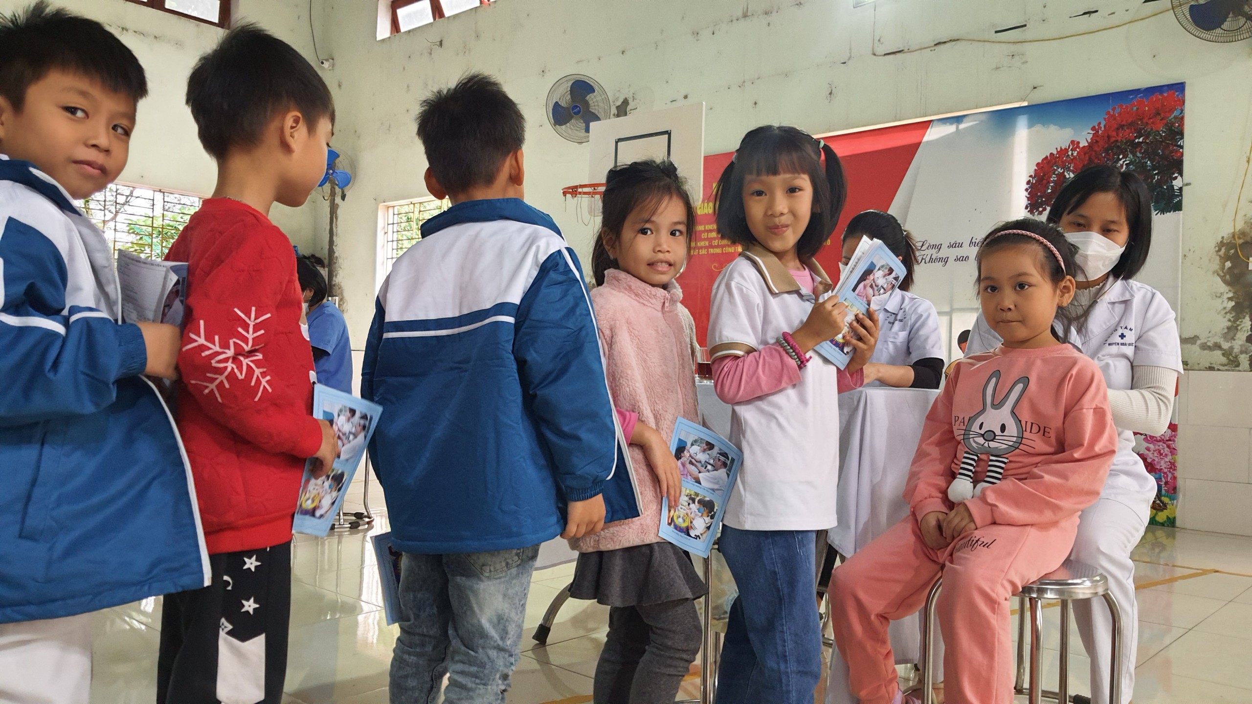Trường Tiểu học Vân Canh phối hợp tổ chức khám sức khỏe cho học sinh