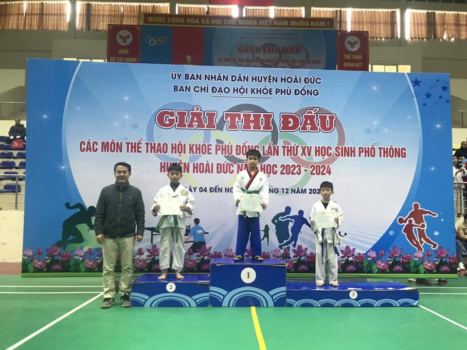 Đội thể thao trường Tiểu học Vân Canh kết thúc Hội khỏe Phù Đổng huyện Hoài Đức với 5 giải Nhất, 2 giải Nhì, 2 giải Ba