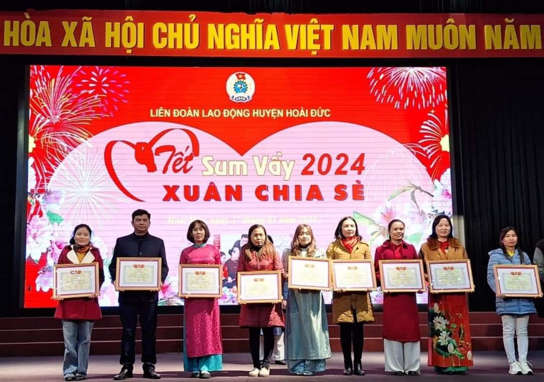  Công đoàn trường Tiểu học cùng Công đoàn xã Vân Canh tham dự chương trình Tết Sum vầy - Xuân sẻ chia 2024