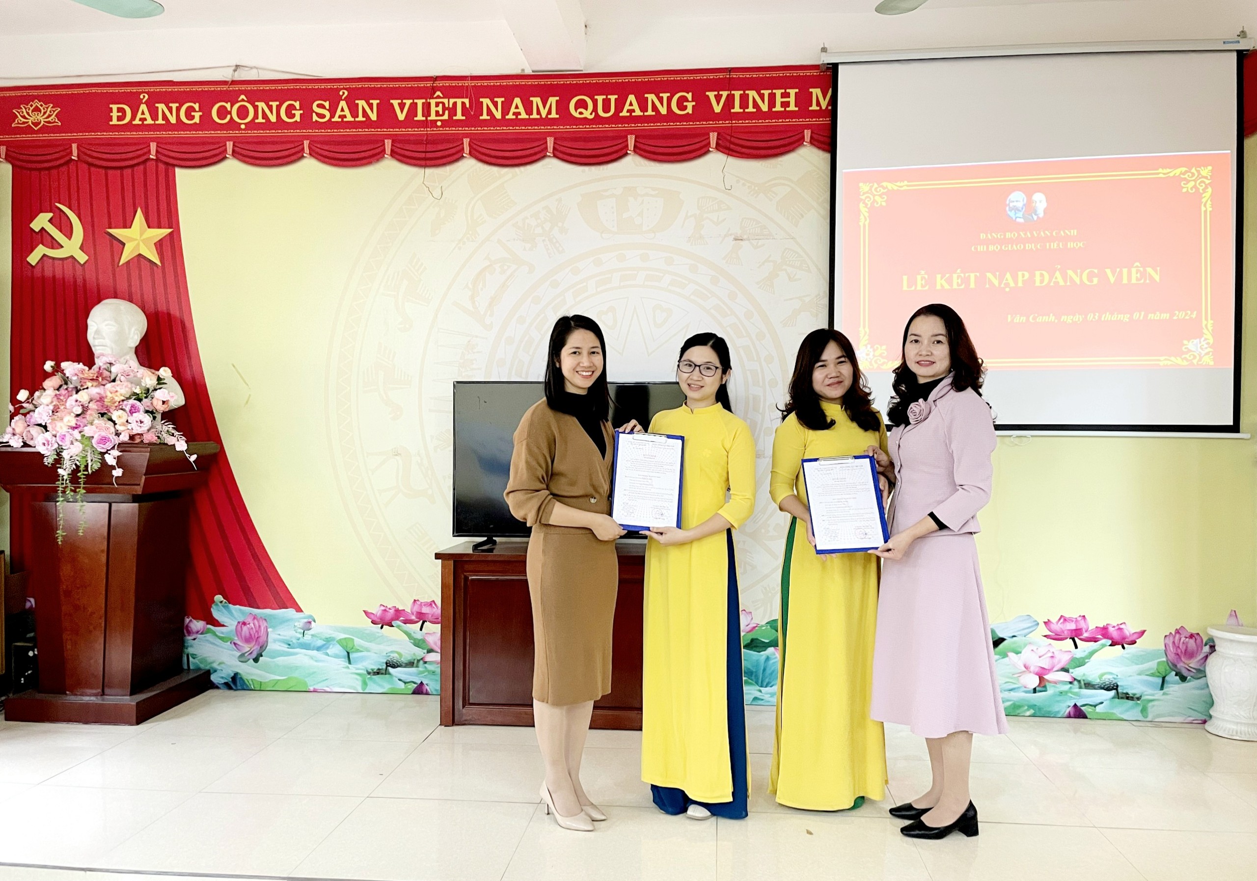 Chi bộ Giáo dục Tiểu học Vân Canh tổ chức kết nạp Đảng viên mới cho hai quần chúng Bùi Thị Hương và Trịnh Thị Hiền.