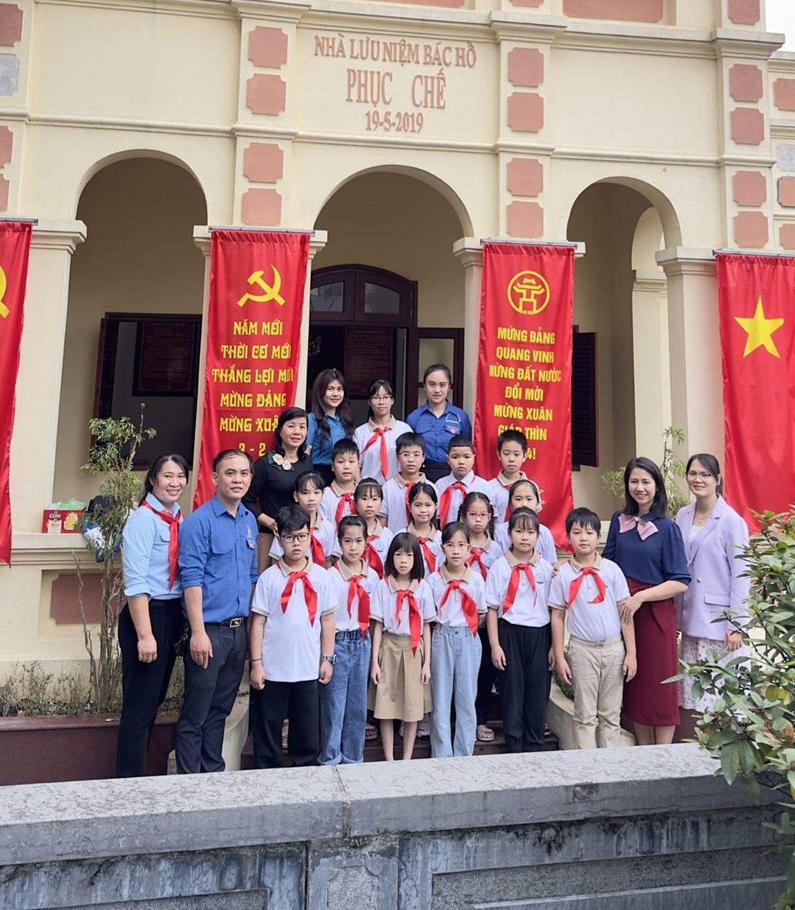 Liên đội trường Tiểu học Vân Canh tổ chức kết nạp Đội viên mới