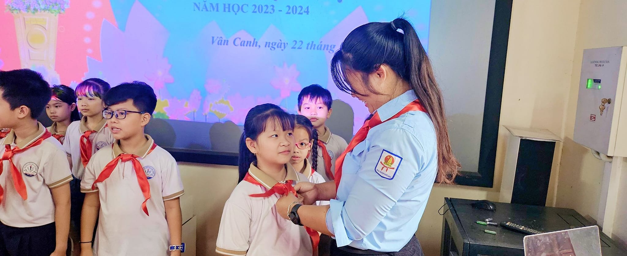 Liên đội trường Tiểu học Vân Canh tổ chức kết nạp Đội viên mới
