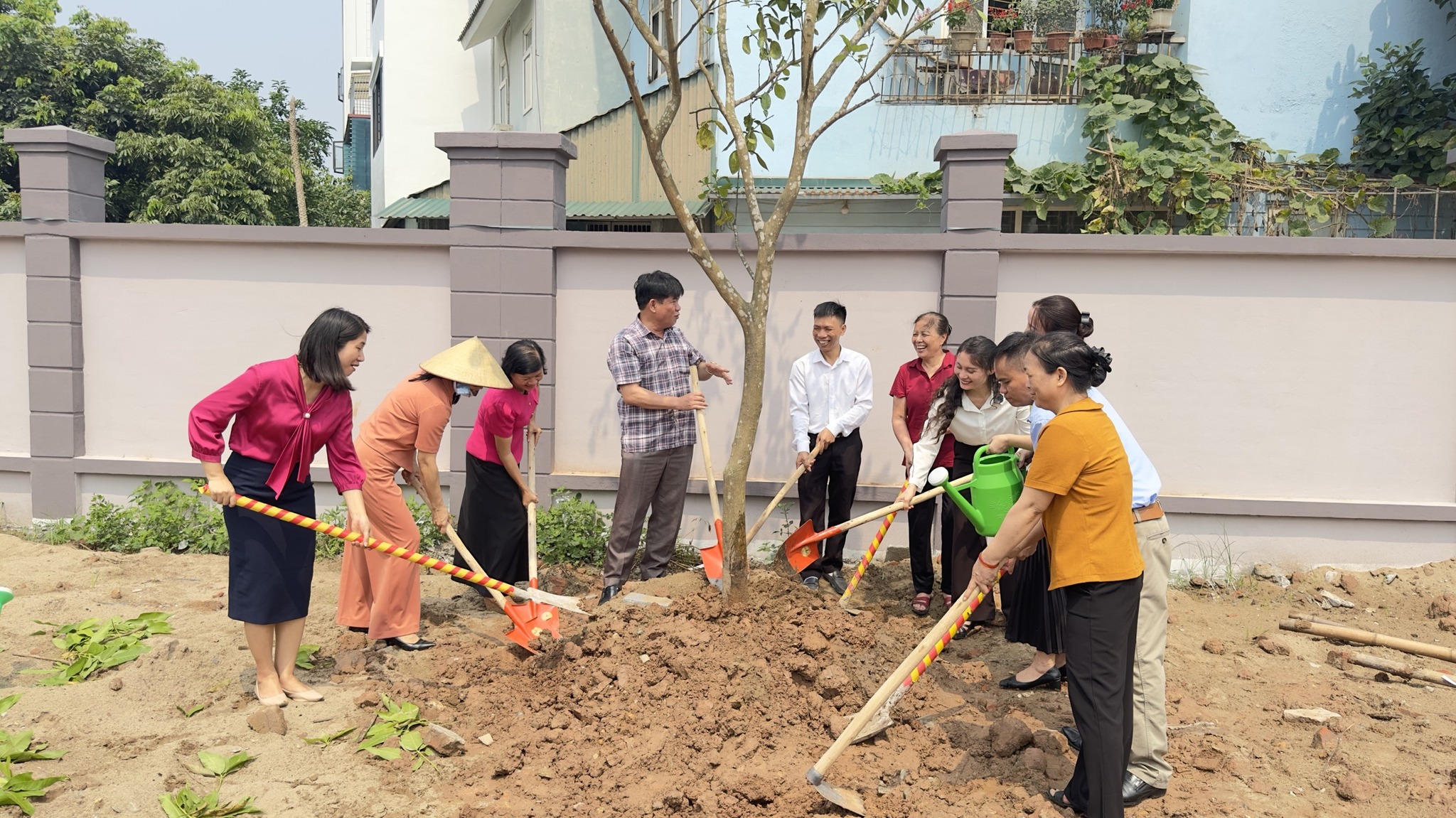 Hội Nông dân xã Vân Canh bàn giao Hàng cây nông dân cho trường Tiểu học Vân Canh