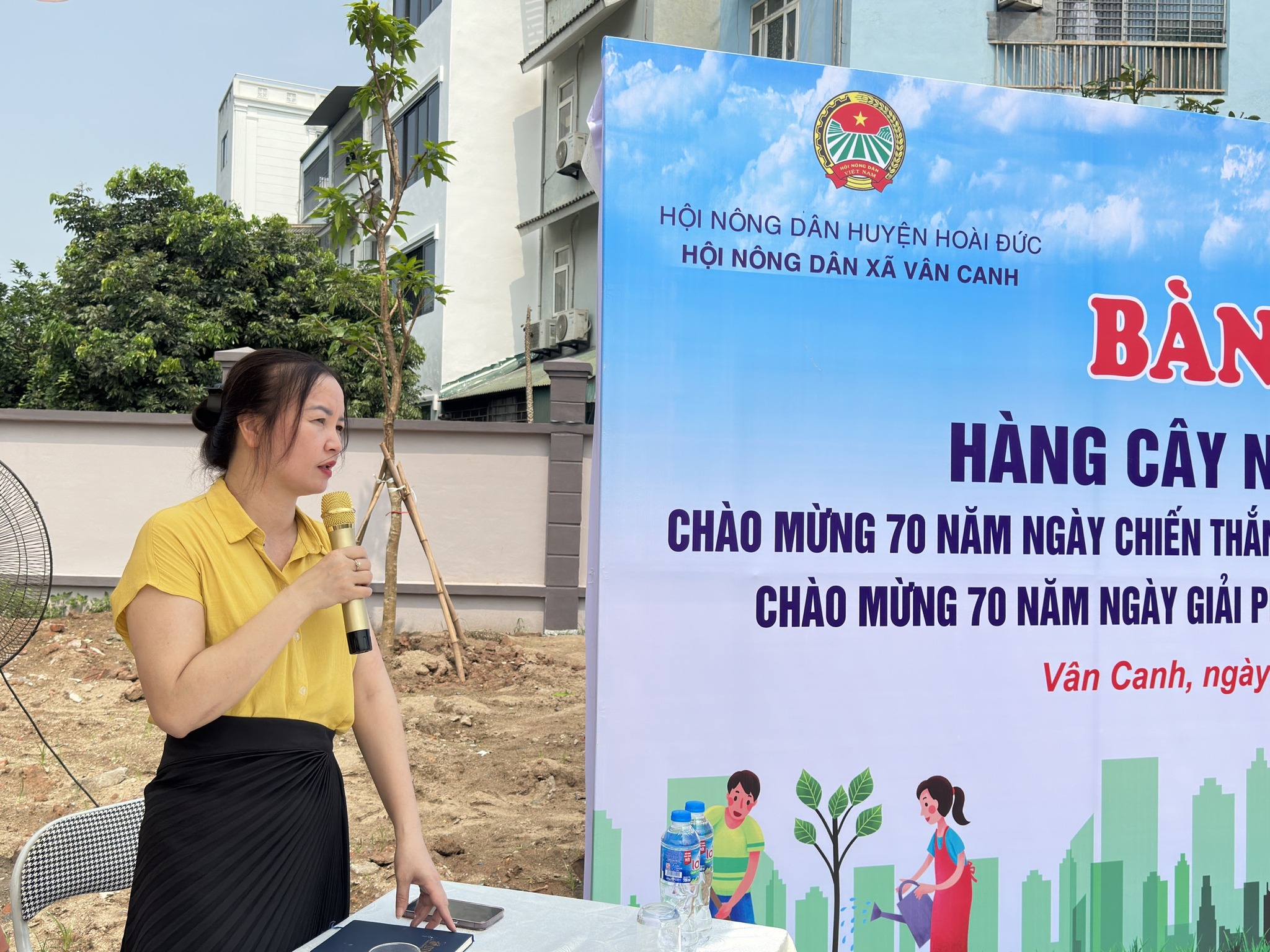 Hội Nông dân xã Vân Canh bàn giao Hàng cây nông dân cho trường Tiểu học Vân Canh