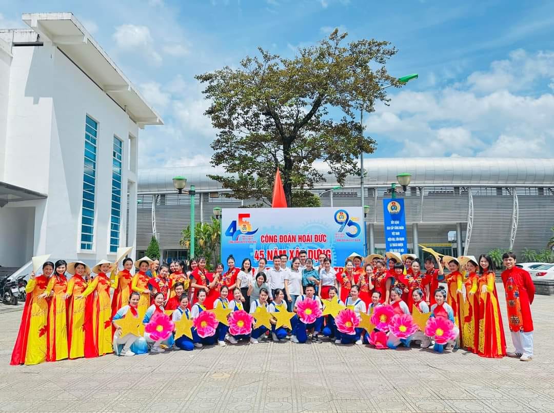 Các thầy cô giáo của trường Tiểu học Vân Canh phối hợp với CĐ xã Vân Canh tham dự Ngày hội VHTT trong CNVCLĐ huyện HĐ
