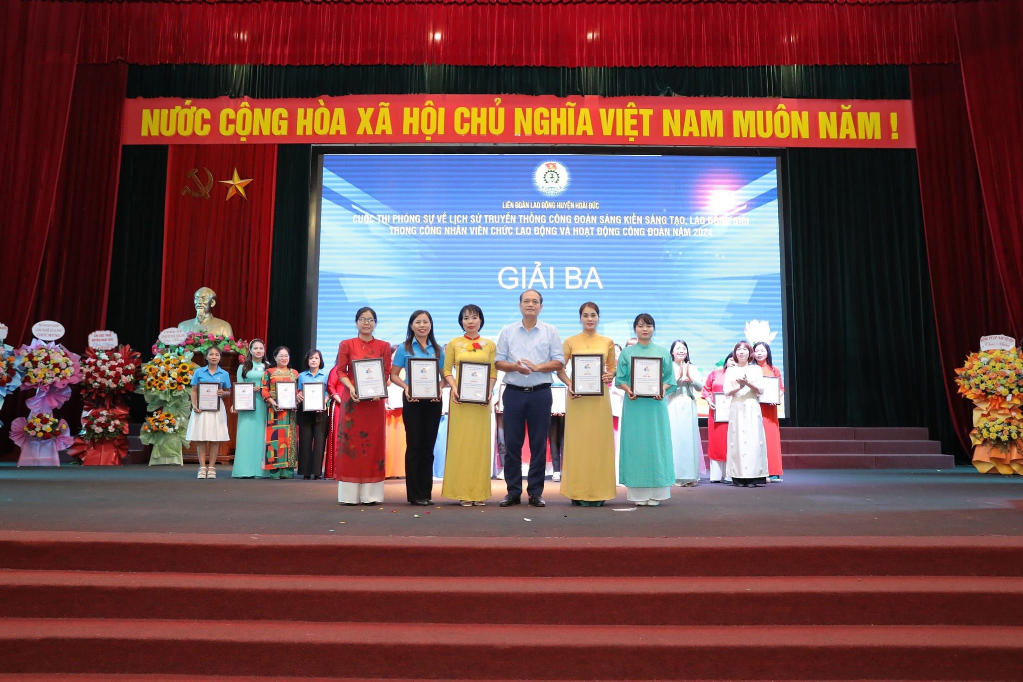 Công đoàn trường Tiểu học Vân Canh đón nhận khen thưởng của LĐLĐ huyện Hoài Đức